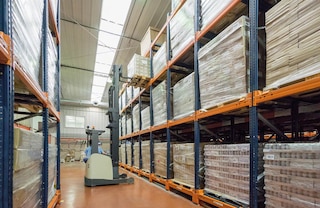 Push back stellingen verhogen de veiligheid, omdat vorkheftrucks niet tussen de stellingen doorrijden