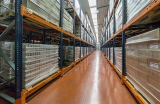 Het push back systeem is gebaseerd op LIFO-voorraadbeheer, waarbij de goederen vanuit één gangpad worden aangevoerd