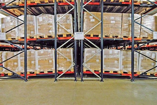 De rest van de pallets wordt telkens opgeslagen door de eerste pallet achteruit te duwen