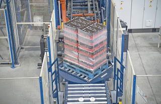 De combinatie van transportbanden met rollen en kettingen wordt gebruikt om de rijrichting en transportrichting van de pallets te wijzigen, zodat er van rollen naar kettingen kan worden overgegaan of andersom