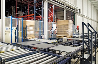 Pallet rollenbanen garanderen wendbaarheid en efficiëntie bij het in- en uitslaan van goederen in een automatisch magazijn