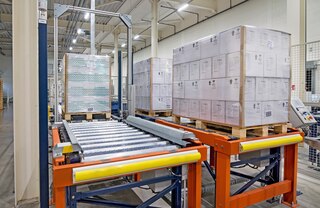 De controlepost voor inkomende goederen controleert of de pallets voldoen aan de eisen inzake afmetingen, gewicht en specificaties