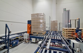 Palletlifts worden gebruikt om de pallets op te tillen en op een slavepallet te plaatsen