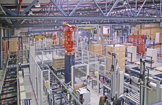 Een circuit van pallet rollenbanen kan de aanvoer van goederen naar een geautomatiseerd pickingstation versnellen