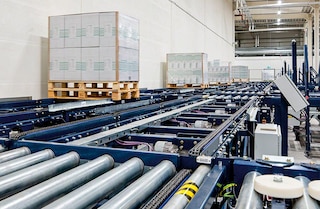 Een rollenbaan zorgt voor een snelle en veilige verplaatsing van pallets Een rollenbaan zorgt voor een snelle en veilige verplaatsing van pallets