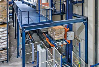 Rollenbanen verbinden verschillende niveaus in magazijnen en productiecentra