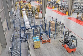 Een rollenband verbindt verschillende activiteiten van een productiecentrum