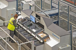 De operator ontvangt de dozen bij het pickstation, waar de orderverzameling plaatsvindt