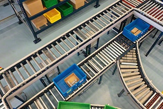 Het transportbaancircuit vervoert de doos naar het pickstation