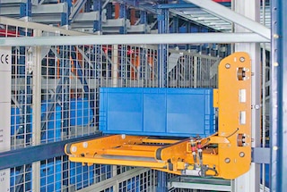De shuttle transporteert de dozen naar de uitsloglift