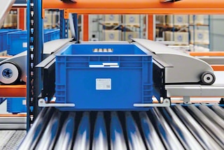 De shuttle haalt de dozen op uit de stelling
