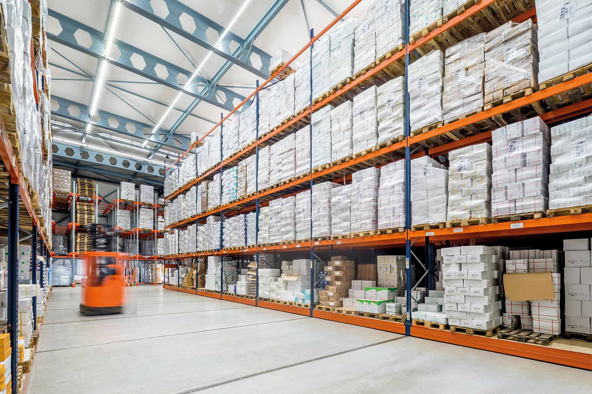 Verrijdbare stellingen kunnen met andere automatische systemen, zoals het Pallet Shuttle-systeem, worden gecombineerd 