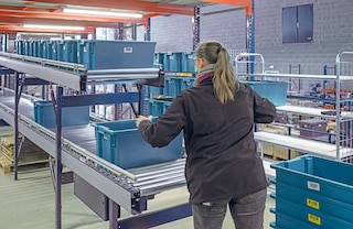 Transportbanen voor dozen of kratten zijn ergonomische systemen die comfortabel en veilig werken bevorderen