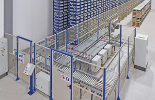 Afsluitpanelen bakenen het traject van de transportbaan af