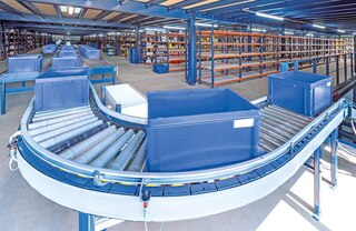 Een transportbaan met accumulatie in bochtopstelling worden gebruikt om richtingsveranderingen in het circuit aan te brengen
