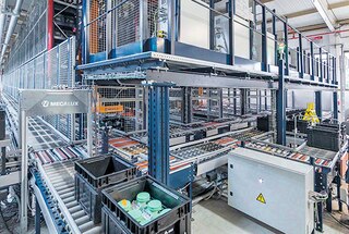 Transportbanen voor dozen of kratten worden gebruikt om onderdelen en eindproducten in productiecentra te verplaatsen