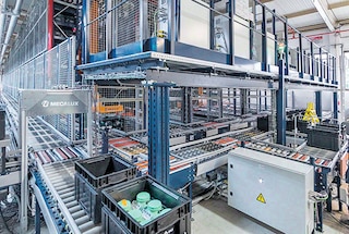 Transportbanen voor dozen of kratten worden gebruikt om onderdelen en eindproducten in productiecentra te verplaatsen