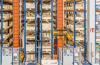 Automatische trilaterale magazijnkranen verhogen de productiviteit in magazijnen Automatische trilaterale magazijnkranen verhogen de productiviteit in magazijnen