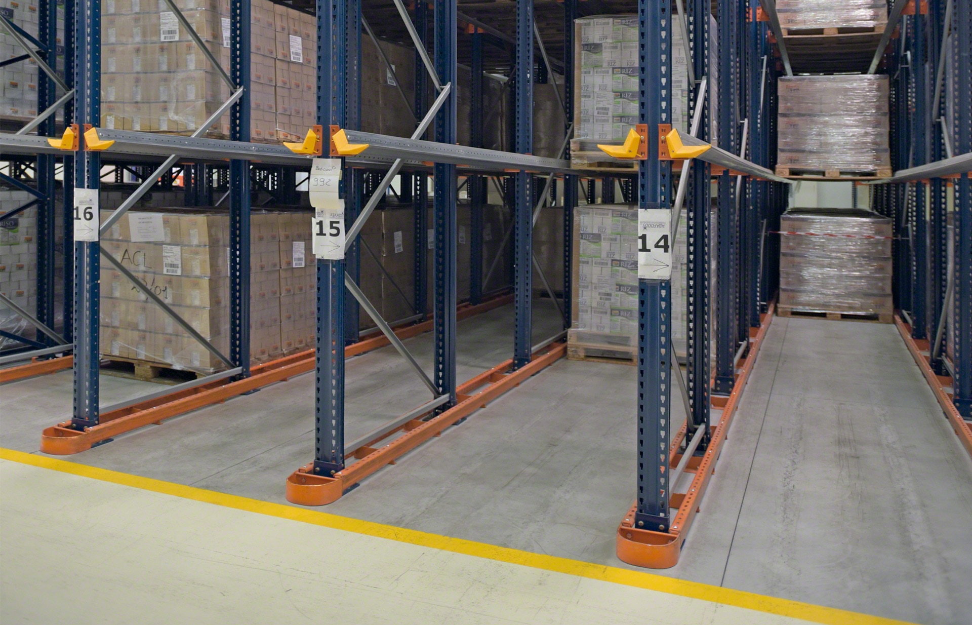De VGPC-geleiderails is gebruikelijk in magazijnen waar de heftrucks binnen de inrij- of doorrijstellingen circuleren