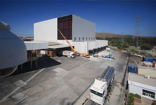 Voltooiing van de bouw van een hoogbouwmagazijn Voltooiing van de bouw van een hoogbouwmagazijn