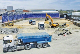 De montage van het hoogbouwmagazijn begint met de bouw van de grondplaat