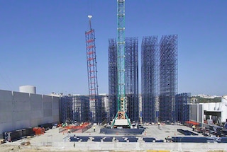 De montage van de structuur begint met de installatie van de zelfdragende stellingen