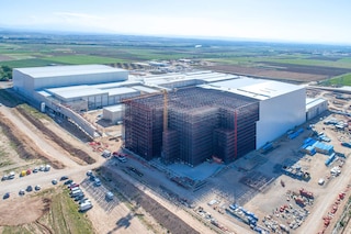 Het zelfdragende constructiesysteem maakt de assemblage van magazijnen met een grote opslagcapaciteit mogelijk Het zelfdragende constructiesysteem maakt de assemblage van magazijnen met een grote opslagcapaciteit mogelijk