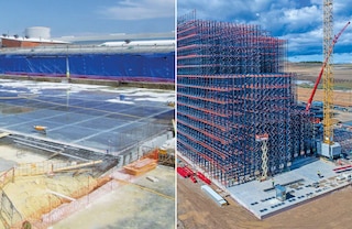 De zelfdragende magazijnstructuur staat op een betonnen grondplaat De zelfdragende magazijnstructuur staat op een betonnen grondplaat