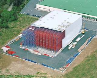 Het magazijn wordt nauwkeurig aangepast aan het beschikbare oppervlak Het magazijn wordt nauwkeurig aangepast aan het beschikbare oppervlak