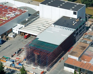 Het hoogbouwmagazijn maakt maximaal gebruik van het beschikbare vloeroppervlak Het hoogbouwmagazijn maakt maximaal gebruik van het beschikbare vloeroppervlak