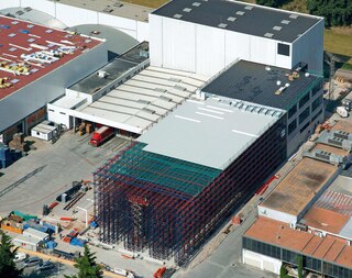 Het hoogbouwmagazijn maakt maximaal gebruik van het beschikbare vloeroppervlak